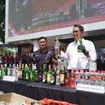 Konferensi pers terkait pemusnahan Miras atau minuman keras di Mapolres Jombang.