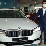 Product Genius BMW Astra Surabaya Excel Julio saat kenalkan produk terbarunya yakni BMW 5 Series Facelift. (foto: ist)