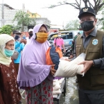 Bupati Lamongan Fadeli saat menyerahkan bantuan sembako kepada warga terdampak banjir di Desa Putatbangah Kecamatan Karangbinangun.