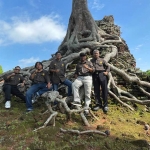 TACB Nganjuk foto bersama dengan latar belakang Candi Lor usai ditetapkan sebagai cagar budaya oleh Pj Bupati Sri Handoko Taruna.