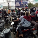 Lalu lintas di jalur Pantura Daendels macet akibat demo yang dilakukan warga ke Pabrik PT. Cargil Indonesia. foto: ist