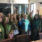 Puluhan perempuan yang menamakan diri Forum Peduli Muslimat Jawa Timur mendeklarasikan dukungan untuk Khofifah maju Pilpres 2019. foto: DIDI ROSADI/ BANGSAONLINE