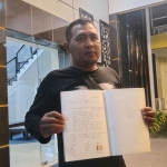 Reno Dwi Trimulyono usai dipertemukan dengan pelaku dugaan penggelapan 16 unit sepeda motor miliknya. Foto: Muji Harjita/BANGSAONLINE