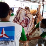 Pemotongan dan pembagian hewan kurban dilaksanakan di kantor DPD Partai Demokrat Jawa Timur. foto: DIDI ROSADI/ BANGSAONLINE