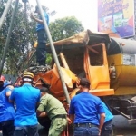 Belasan petugas saat mengevakuasi truk tangki yang alami laka.