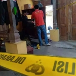 Polisi melakukan olah TKP dugaan suami istri bunuh diri dengan minum racun tikus di Desa Panggungkalak, Kecamatannya Pucanglaban, Kabupaten Tulungagung, Jawa Timur, Minggu (10/8/2025).