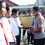 Kapolresta Sidoarjo Kombes Pol. Sumardji saat memberikan penghargaan kepada anggota berprestasi.