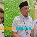 Pj Bupati Bangkalan saat memberi keterangan kepada awak media. Foto: AHMAD FAUZI/BANGSAONLINE