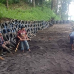 Warga Kelurahan Songgokerto, Kecamatan Batu, Kota Batu, saat membangun jalur darurat.