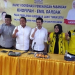 Emil berfoto bersama tim pemenangan di Gresik. Foto: Syuhud A/BANGSAONLINE