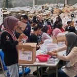 
Petugas sorlip KPU Kota Kediri saat bekerja. Foto: Muji Harjita/BANGSAONLINE.com