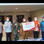 Bupati Gus Yani didampingi Dandim, Wakapolres, dan Kadinkes Gresik secara simbolis menerima donasi 500 bed dari Managing Director SCG Indonesia Mr Sam Boon. foto: SYUHUD/BANGSAONLINE