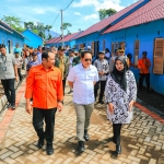 Pj Gubernur Jawa Timur Adhy Karyono saat meresmikan 66 unit hunian tetap (Huntap) Kalibaru Indah Permai di Desa Kalibaruwetan, Kecamatan Kalibaru, Kabupaten Banyuwangi, Senin (23/12/2024). Foto: Pemprov Jatim