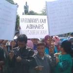 Sejumlah LSM dan ormas saat menggelar aksi unjuk rasa di depan kantor Pengadilan Negeri Kota Kediri. foto: arif kurniawan/ BANGSAONLINE