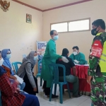 Anggota Koramil Geneng Sertu Budi (kanan) saat melakukan pemantauan vaksinasi di Desa Dempel.