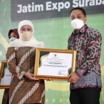 Wali Kota Surabaya, Eri Cahyadi menerima penghargaan Peduli Ketahanan Pangan dalam kategori Bidang Pemanfaatan Ruang Terbuka Hijau (RTH) dari Pemerintah Provinsi Jawa Timur (Jatim), di Jatim Expo International Convention Exhibition, Surabaya, Rabu (19/10/2022).