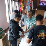 Pegawai KPU Kota Batu saat mengemas bantuan untuk dikirim ke Aceh dan Sumatera.