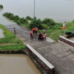 Tim BPBD Kabupaten Mojokerto saat melakukan penanganan di wilayah terdampak banjir.