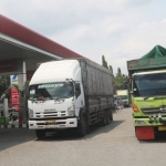 Puluhan truk mengantre di SPBU Dusun Karangkletak, Desa Tunggorono.