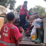 Petugas dari PMI Jember saat mengangkut bantuan untuk korban erupsi Semeru.