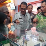 Ketua KPUD Kabupaten Blitar Imron Nafifah menunjukkan maket RPP Penataran. foto: AKINA/ BANGSAONLINE