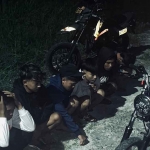 Para pelaku balap liar saat diamankan Tim Raimas Kalamunyeng Polres Gresik. Foto: Ist
