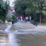 Luapan air sungai yang merendam jalanan di Kecamatan Robatal dan Karang Penang, Sampang