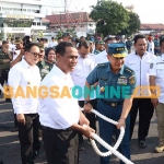 Pj Gubernur Jatim, Adhy Karyono, saat mendampingi Menteri Pertanian, Andi Amran Sulaiman, di upacara pelepasan Brigade Alsintan. Foto: DEVI FITRI AFRIYANTI/BANGSAONLINE