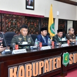 Bupati Sumenep, Achmad Fauzi saat rapat bersama Forkopimda dalam penanganan pascagempa di Pulau Sapudi dan Talango.