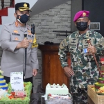 Kapolresta Sidoarjo Kombes Pol. Kusumo Wahyu Bintoro bersama Komandan Brigif 2 Marinir Kolonel Marinir Rudi Harto Marpaung usai potong kue tart.