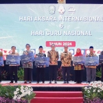 Pj Gubernur Jatim saat menghadiri Hari Aksara Internasional dan Hari Guru Nasional 2024.