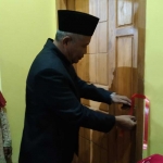 Penyerahan rumah syukur milik Kasmi ditandai dengan penyerahan kunci dan pembukaan pintu.