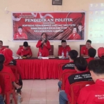 Bendahara PDIP Gresik, Siti Muafiyah, ketika memberikan pembekalan pendidikan politik kepada para kader. Foto: Ist