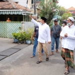 Gus Ipul didampingi Habib Muhammad saat menyapa masyarakat Arab di Perumahan Karya Bakti, Gentong, Gadingrejo, Kota Pasuruan, Jumat (9/10).