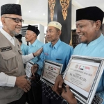 Menhaj Gus Irfan ketika bersama jemaah haji dari Jombang yang menerima bantuan dari UEA. Foto: MCH 2026