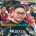 Calon Bupati Kediri nomor urut 2 Hanindhito Himawan Pramana saat memberi keterangan kepada wartawan. Foto: Muji Harjita/BANGSAONLINE