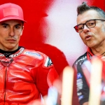 Marc Marquez berdiskusi dengan teknisi di garasi Ducati.