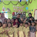 Satgas TMMD ke-120 bersama siswa TK di Desa Penambangan Balongbendo. Foto: Ist