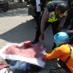 Petugas saat mengevakuasi korban meninggal akibat kecelakaan di daerah Pergudangan Margomulyo, Tandes, Surabaya.