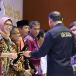 Wakil Bupati Lumajang saat menerima SAKIP Award 2018 dari Menteri PAN-RB RI, Syafruddin di Banjarmasin, Kalimantan Selatan.