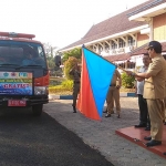 Sekda Kabupaten Pamekasan Totok Hartono saat memberangkatkan mobil tangki yang hendak mendistribusikan air bersih.