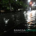 TERENDAM : Pengendara motor nekat menerobos genangan banjir di Jalan Sultan Agung, Kota Sidoarjo, Senin (9/10) dinihari. foto: MUSTAIN/BANGSAONLINE