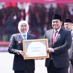 Ketua DPRD Gresik saat menerima penghargaan dari Gubernur Khofifah. Foto: Ist
