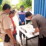 Tes urin dan kesehatan yang dilakukan Polres Ngawi kepada para sopir angkutan umum di terminal Kertonegoro