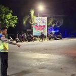 Petugas dari Satlantas Polres Situbondo saat menunjukkan lokasi kecelakaan.