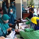 SCREENING: Rapid test gratis yang digelar TP PPK Sidoarjo menjelang Hari Ibu, Sabtu (19/12). foto: ist.