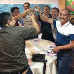 Pejabat Pemkab Gresik saat menikmati jamuan makan di Malaysia. Foto: istimewa.