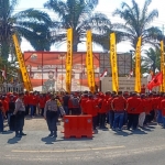 Sekitar 350 orang dari Partai Demokrasi Indonesia Perjuangan mendatangi Mapolres Blitar, Senin (29/6/2020).
