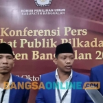 Komisioner KPU Bangkalan saat memberi keterangan kepada awak media. Foto: AHMAD FAUZI/BANGSAONLINE