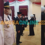 Gubernur Khofifah saat memberi anugerah Jer Basuki Mawa Beya Perak kepada sejumlah pejabat di Pemprov Jatim. Foto: DEVI FITRI AFRIYANTI/BANGSAONLINE